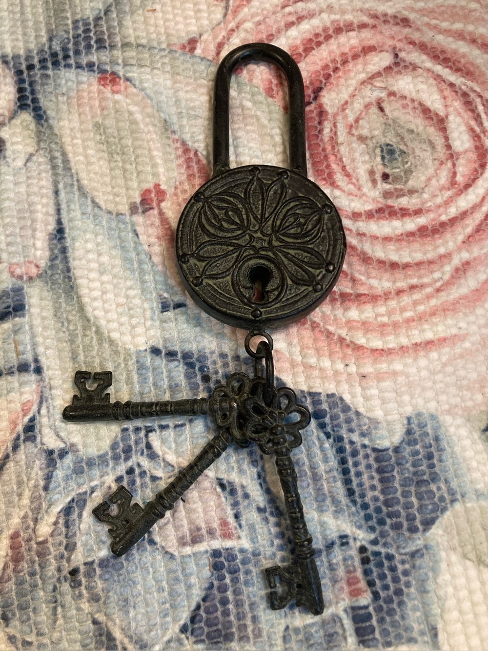 Vintage style padlock with three keys